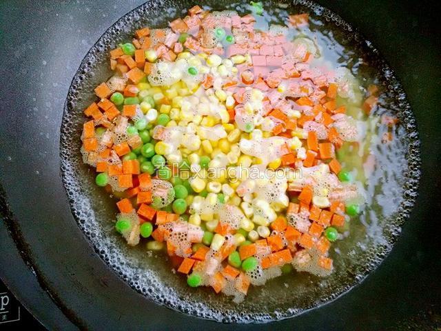 锅开之后把青豆和玉米粒放入锅里继续煮熟，煮熟捞出备用。