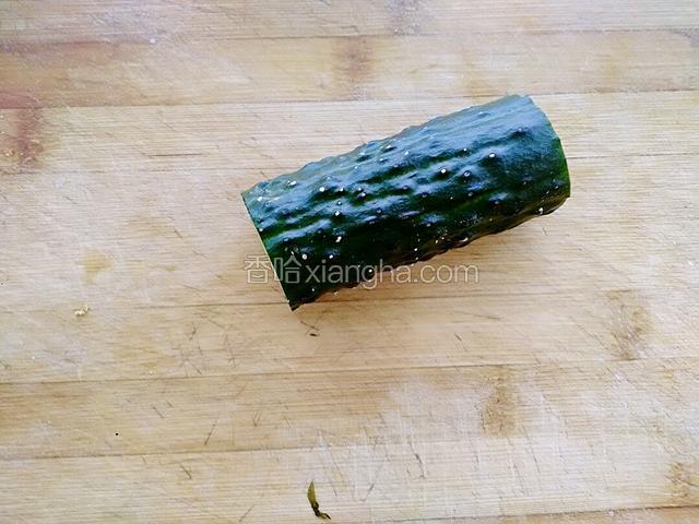 取一根黄瓜切一半。
