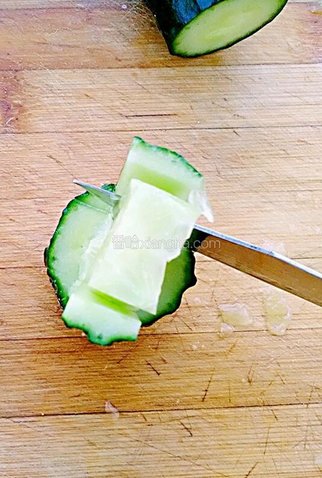 再用小刀把中间这一块去掉
