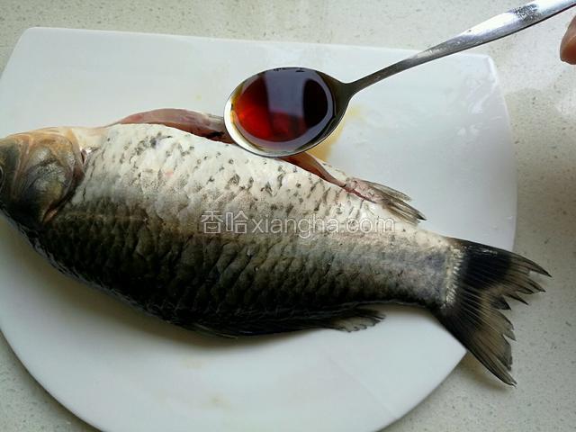再在鱼肚子里浇上一勺子黄酒和一勺子生抽备用。