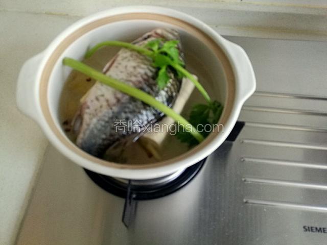 放在煤气上，水再次煮开后，盖上盖子，大火煮4分钟，然后转小火煮4分钟。