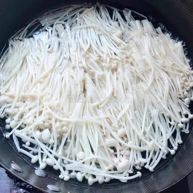 锅中水烧开后，放入金针菇焯水3分钟左右至完全熟透