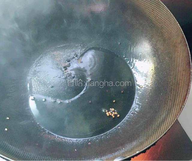 锅里剩下的油，开大火、烧至冒烟