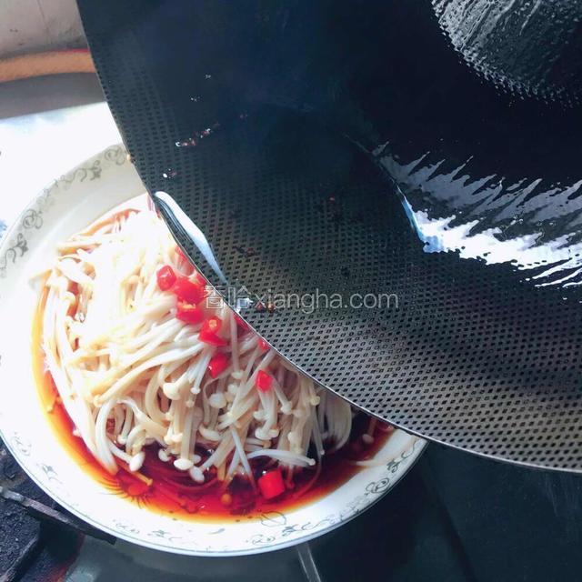 迅速浇 在金针菇上