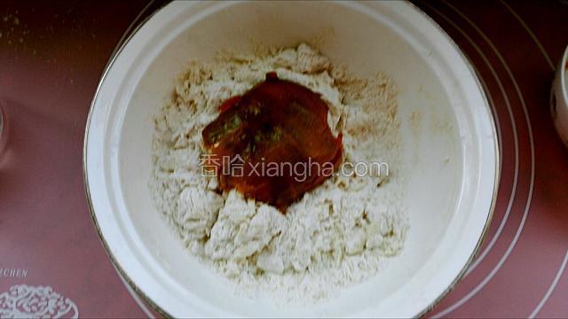 用温水把面和成絮状加入南瓜泥（南瓜泥不用过筛里面粗纤维很好）