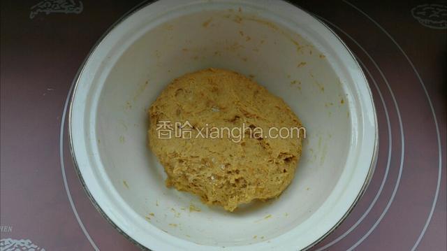 揉成面团，盖上保鲜膜室温发酵二倍