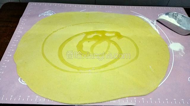 用擀面杖擀薄擀园，放少许食用油抹匀，在撒少许盐