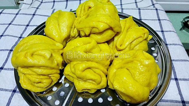 熟后立刻打开盖取岀花卷食用