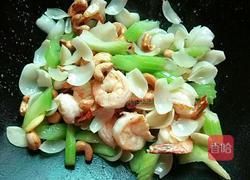 百合芹菜腰果炒虾仁的做法图解7