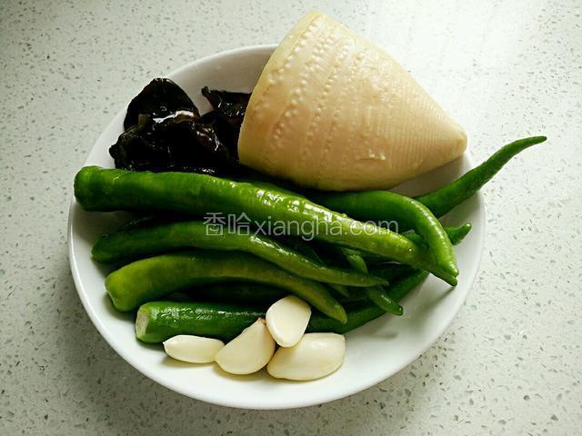 备好图中食材。黑木耳提前泡好洗净，春笋、尖椒、蒜洗净。