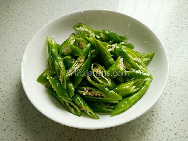 捞出控干水备用。