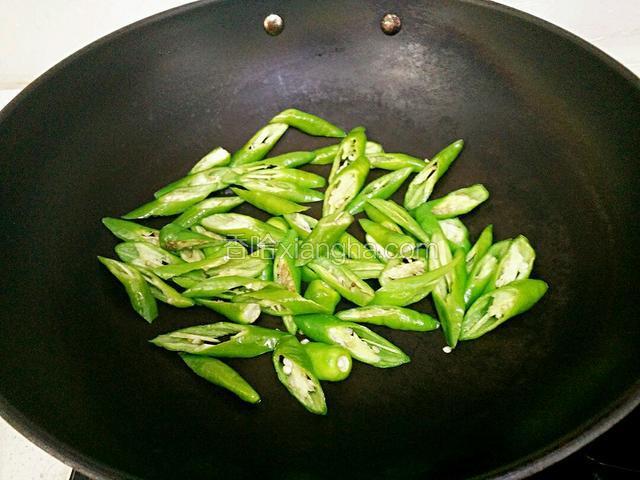 净锅倒入尖椒炒七八分熟。