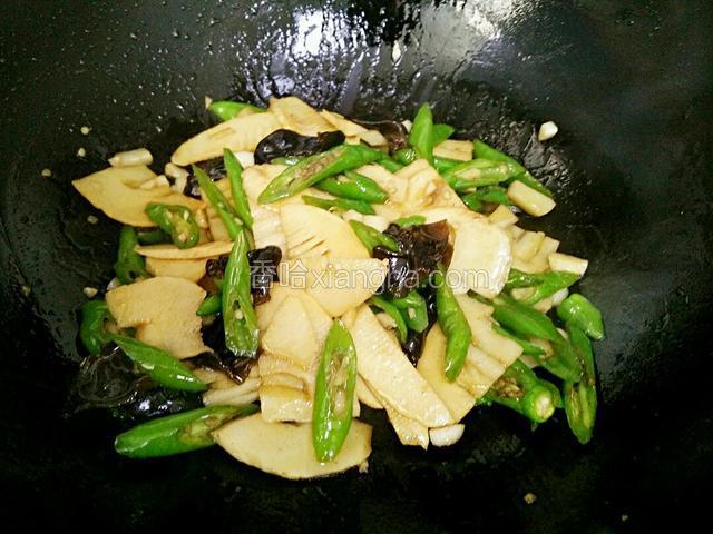 加入胡椒粉、白糖、生抽炒匀上色。