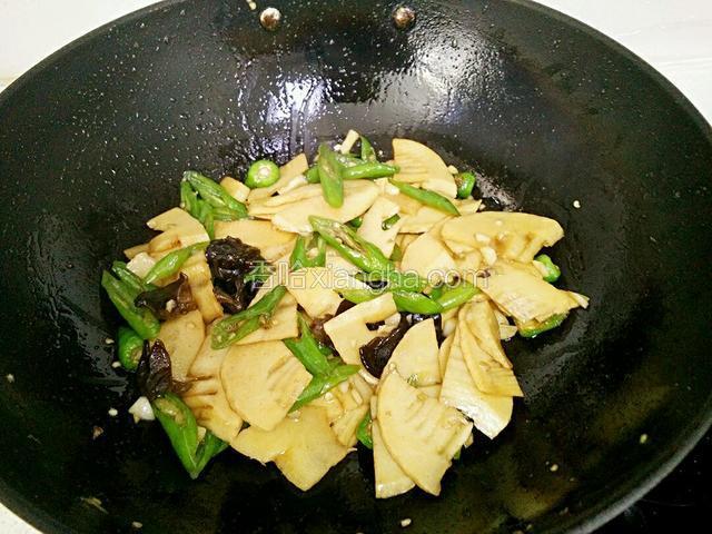加盐、味精翻炒均匀。