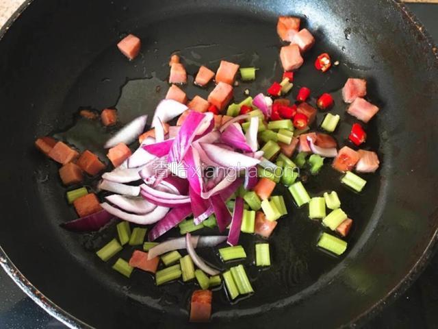 平底锅。放2少橄榄油。再放熏肉。芹菜。辣椒。洋葱煸炒。炒软。