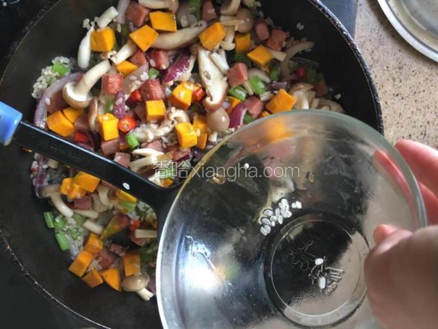水分完全蒸发。就是锅里一点汤没有了再加半杯白葡萄酒。