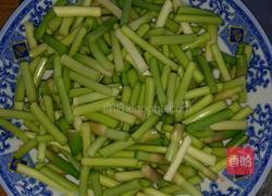 蒜苔炒肉鸡蛋的做法图解1