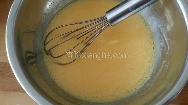 蛋黄里分次加入糖 油 牛奶 搅拌均匀