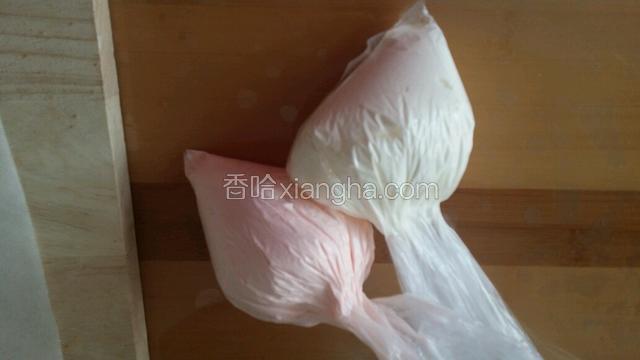 这个也不用裱花嘴 我就直接用的保鲜袋 裱花要快 不然手的温度把奶油握化了 粉的小眼 白的大点