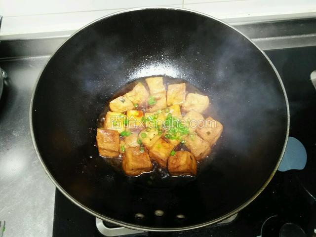 烧一小会，加入少量的水定粉勾芡，撒上葱花，即可。