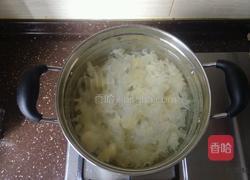 百合红枣枸杞银耳羹的做法图解2