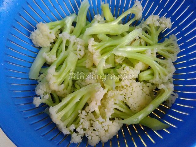 花菜焯水后冲凉水沥干