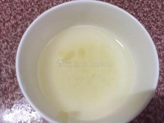 碗中倒入50克温水，把泡好的吉利丁粉倒进温水搅拌至融化，