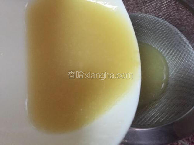 过筛一下，使果胶更加细腻，做镜面更好看