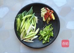 〖 蒜苗炒肉 〗的做法图解1