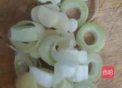 香菇炖豆腐的做法图解1