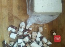 香菇炖豆腐的做法图解2
