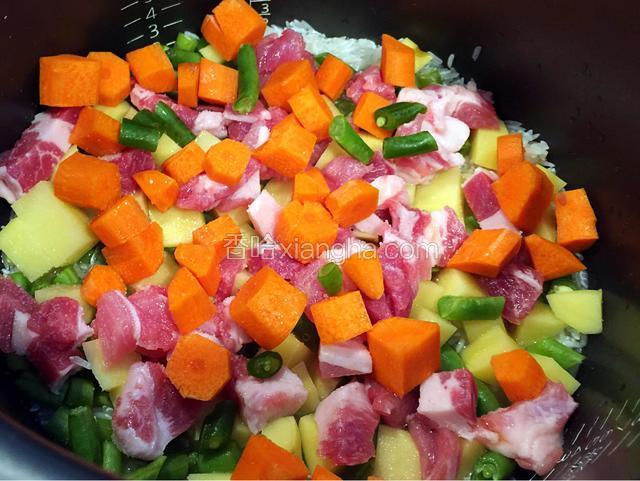 香米洗净，放入适量的水，水过米一一指合适，将以上材料切丁，放入锅中