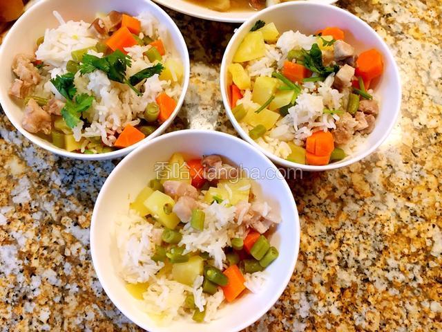 闷饭完成，内容丰富，营养搭配