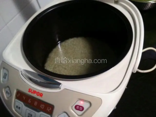 最后把浸泡好的糯米淘冼干净放在电饭锅按下煮饭键即可。