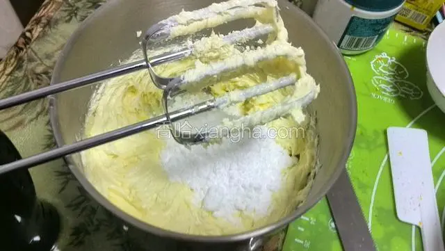 加入过撒三遍的低筋粉继续低速搅拌均匀，再和南瓜泥混合搅拌均匀