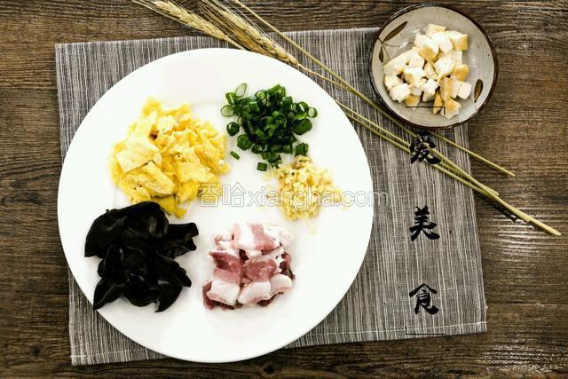 鸡蛋打散，烙成蛋皮，把蛋皮切成小块，蒜苔斜切小丁，葱姜切末备用