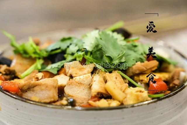  此时可以另起一锅，煮面。烧十至十五分钟后把蒜苔粒放进去烧开就可以关火了，臊子卤就烧好啦，面煮熟捞出，浇上臊子卤，香喷喷的面就出锅啦，开始享用吧