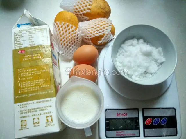 准备材料，鸡蛋取蛋黄芒果切丁。