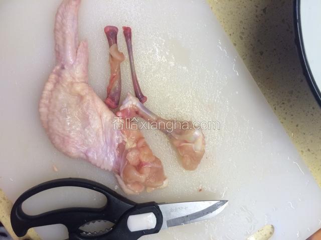用厨房剪刀转圈把翅根骨头周围的筋剪断，骨头关节处掰一下，骨头就容易取出来了，注意力度，不要把鸡翅外皮弄破，翅中部分也是，骨头周围的肉肉用手或剪刀弄松，两根细骨头分别反方向旋转就很容易弄断，顺利取出后就可以了。翅尖部分不用取骨头。