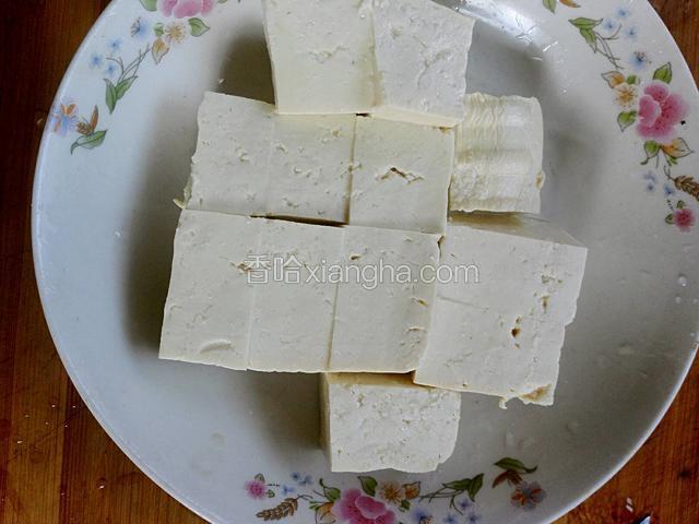 把豆腐切成小块