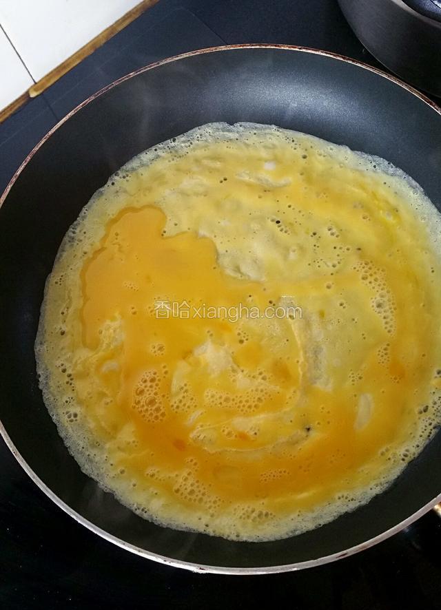 鸡蛋在平底锅中煎成蛋皮