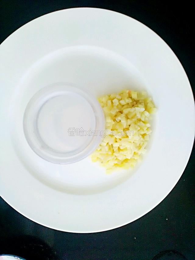 把切丁的土豆放在盘子旁边