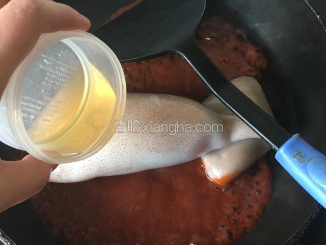 另起一锅，倒入意大利番茄酱。大火煮开后放入鱿鱼筒，并倒入白葡萄酒。立即盖好锅盖，转小火焖3分钟后，翻面再焖3分钟。