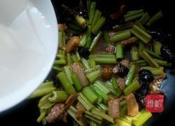 芹菜木耳炒肉的做法图解7