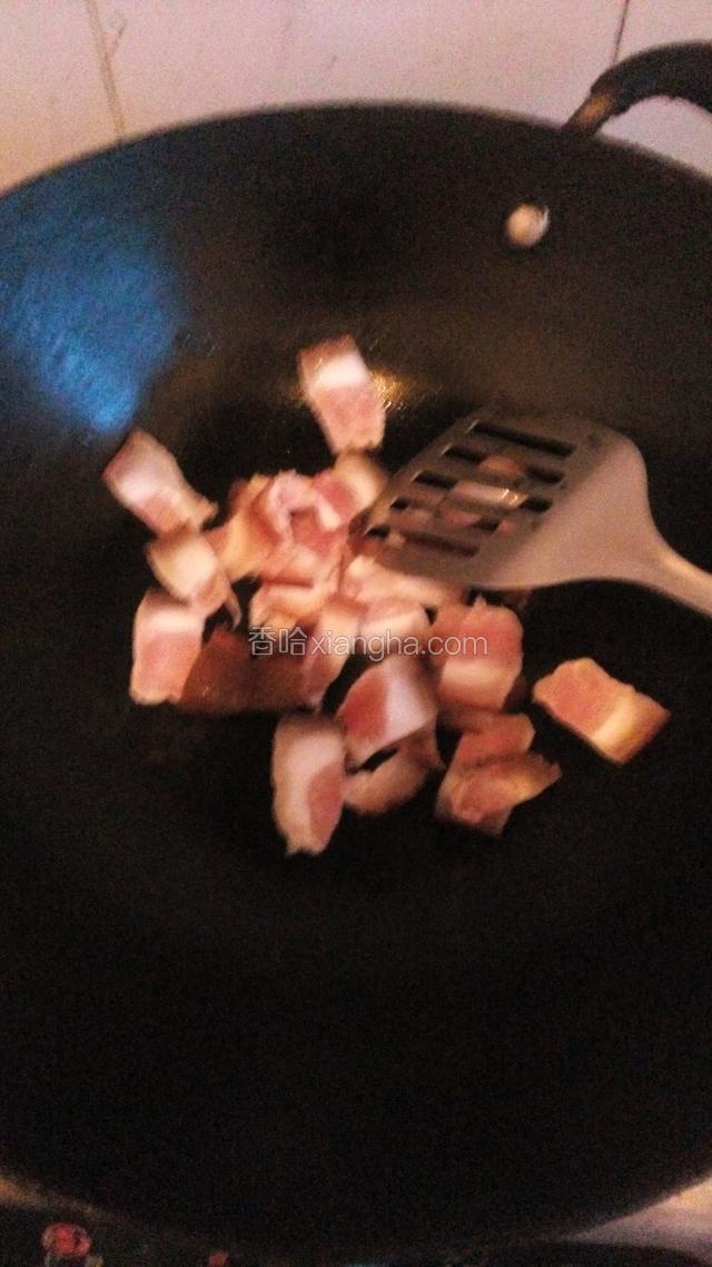 把油锅烧热放少许的油，把腊肉倒进去炒熟。