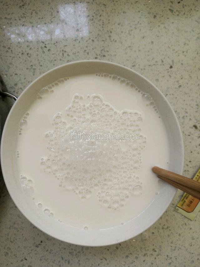 纯牛奶加热到40~50度时加入发酵粉搅拌均匀备用