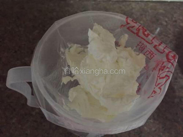 裱花袋装在裱花嘴，把打发好的奶油装入裱花袋