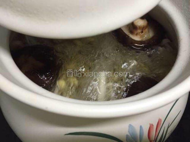 开锅后，转小火慢煲，中间开盖观察水位情况。
