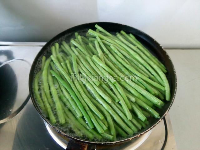 缸豆择去两头，焯水