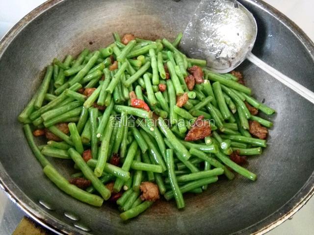 倒入缸豆翻炒，加盐，多焖一会，调味